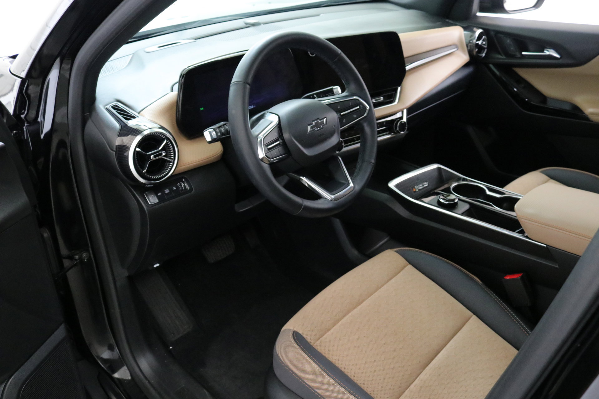 Used 2025 Chevrolet Equinox ACTIV w/ Safety and Technology Package image 21