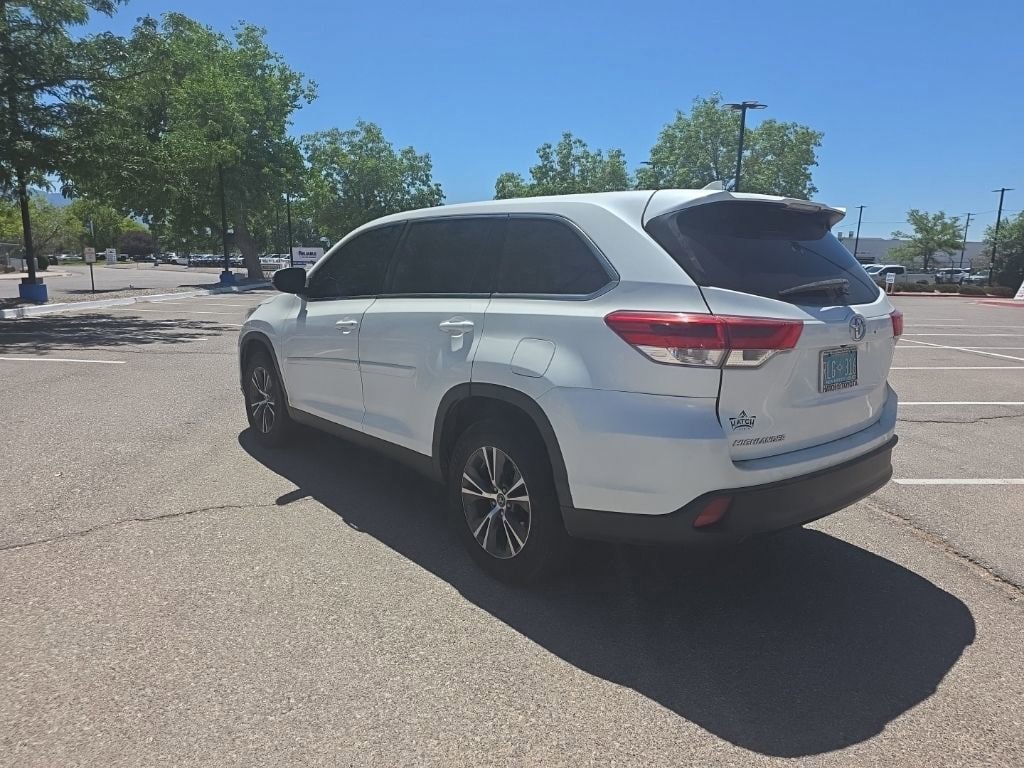 Used 2019 Toyota Highlander Plus FWD image 3