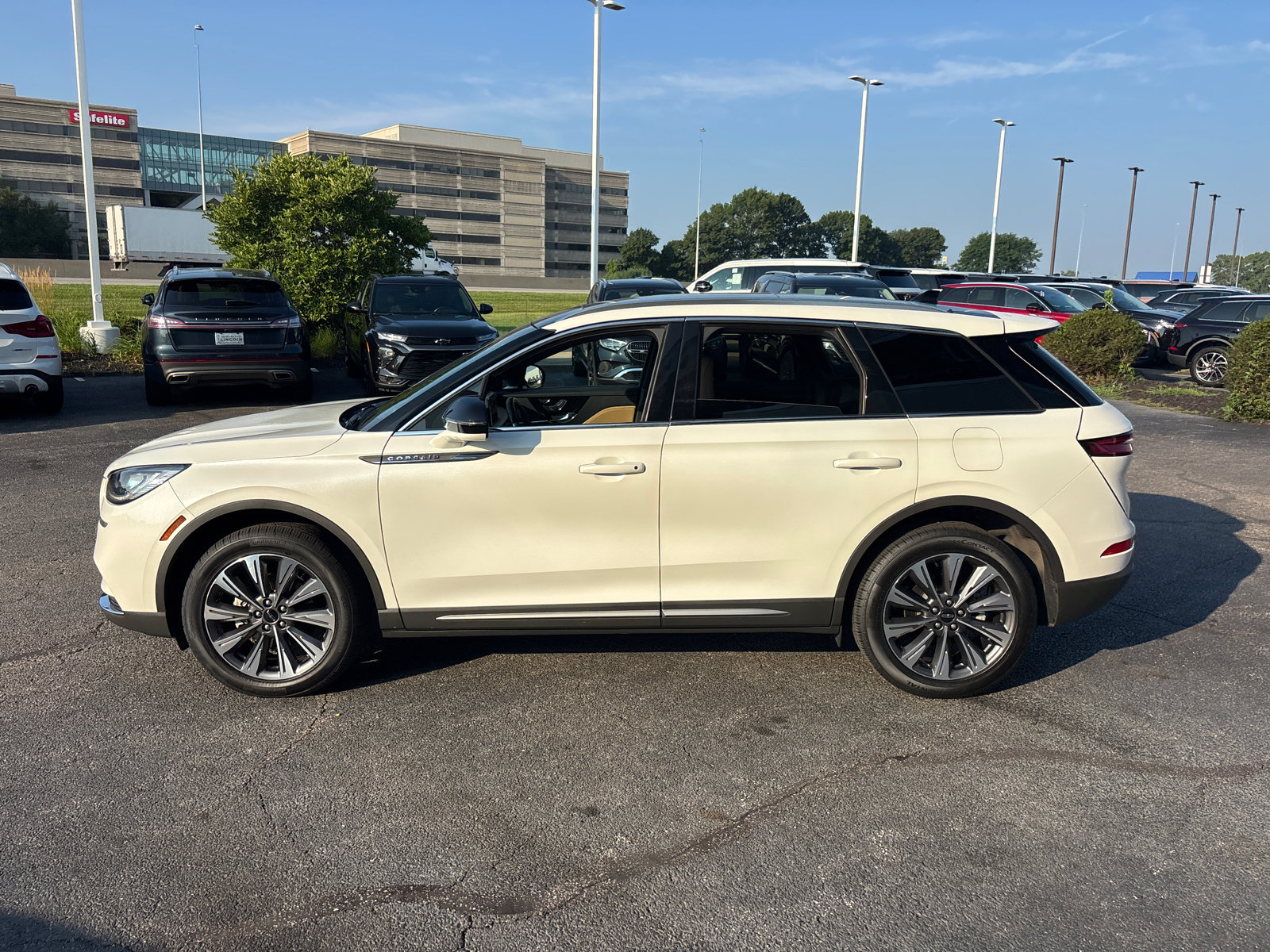 Certified 2022 Lincoln Corsair Reserve w/ Luxury Package AWD/4WD image 4