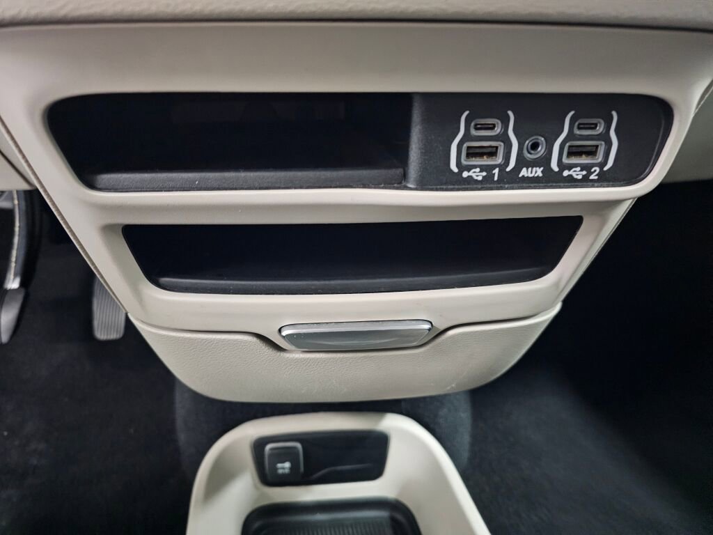 Used 2023 Chrysler Pacifica Touring-L image 28