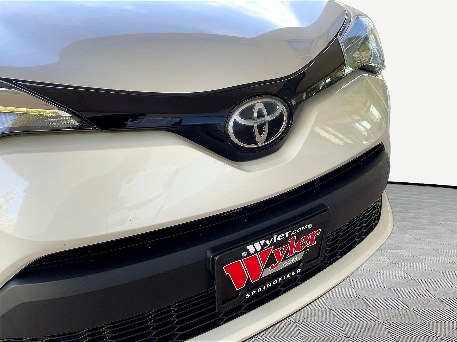 Used 2020 Toyota C-HR XLE FWD image 30