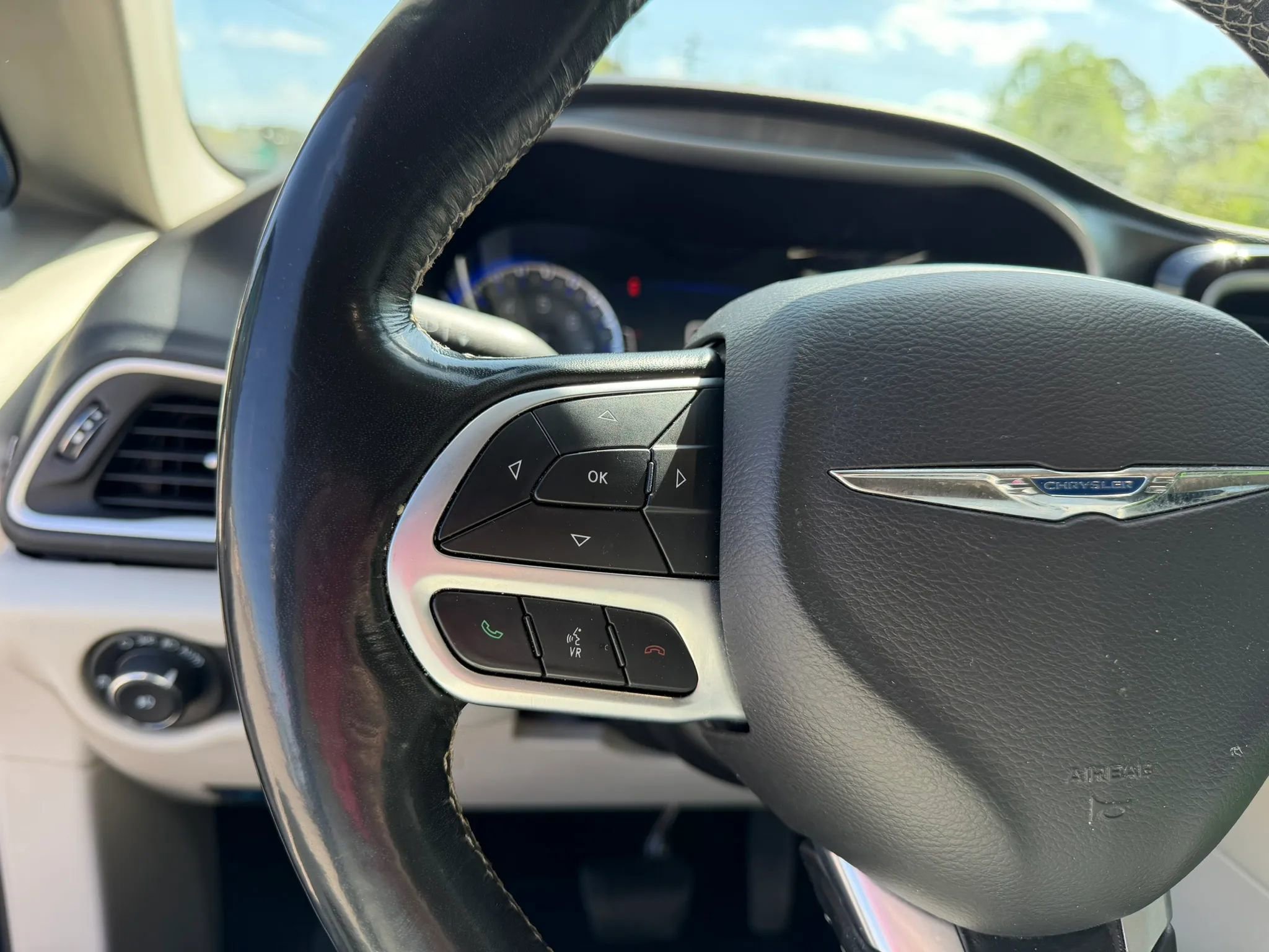 Used 2021 Chrysler Pacifica Touring-L FWD image 14