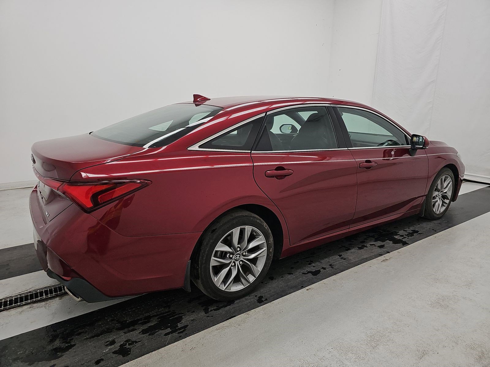 Used 2019 Toyota Avalon XLE w/ Moonroof Package image 4