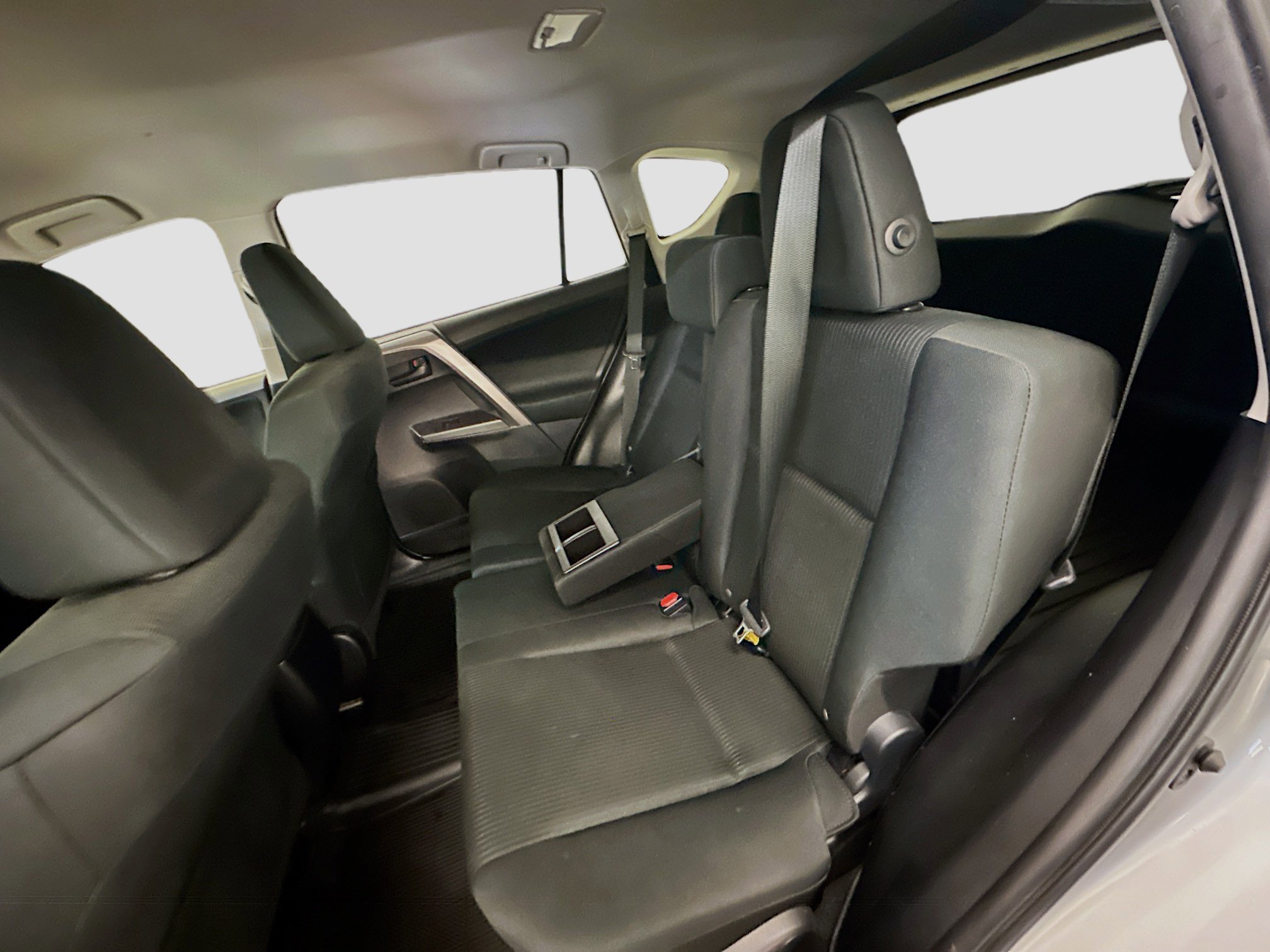 Used 2018 Toyota RAV4 LE w/ All Weather Liner Package AWD/4WD image 28