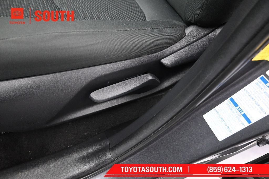 Used 2021 Toyota RAV4 LE AWD/4WD image 21