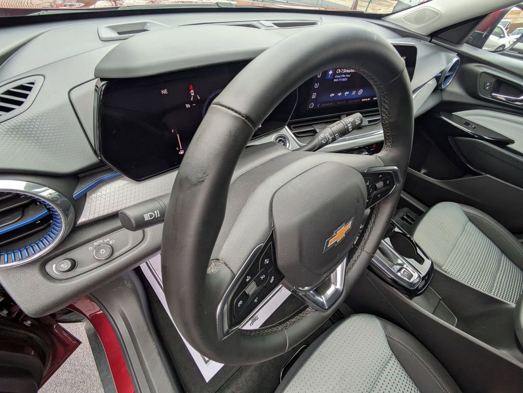 Used 2025 Chevrolet Trax LT w/ LT Convenience Package image 14