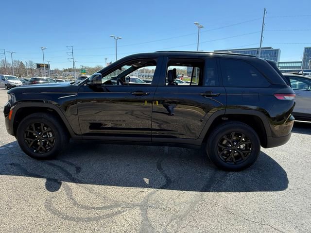 Used 2025 Jeep Grand Cherokee Altitude AWD/4WD image 5