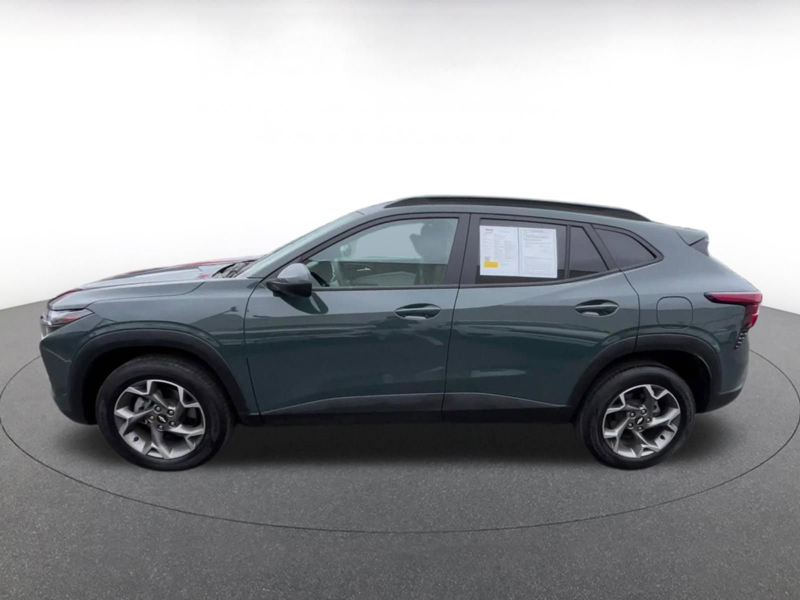 Used 2025 Chevrolet Trax LT FWD image 8