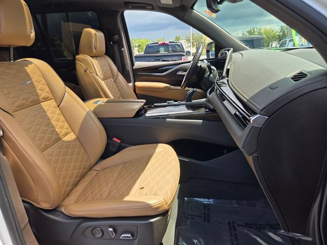 Used 2023 Cadillac Escalade Premium Luxury AWD/4WD image 18