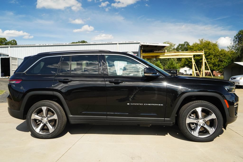 Used 2023 Jeep Grand Cherokee 4WD 4xe image 3