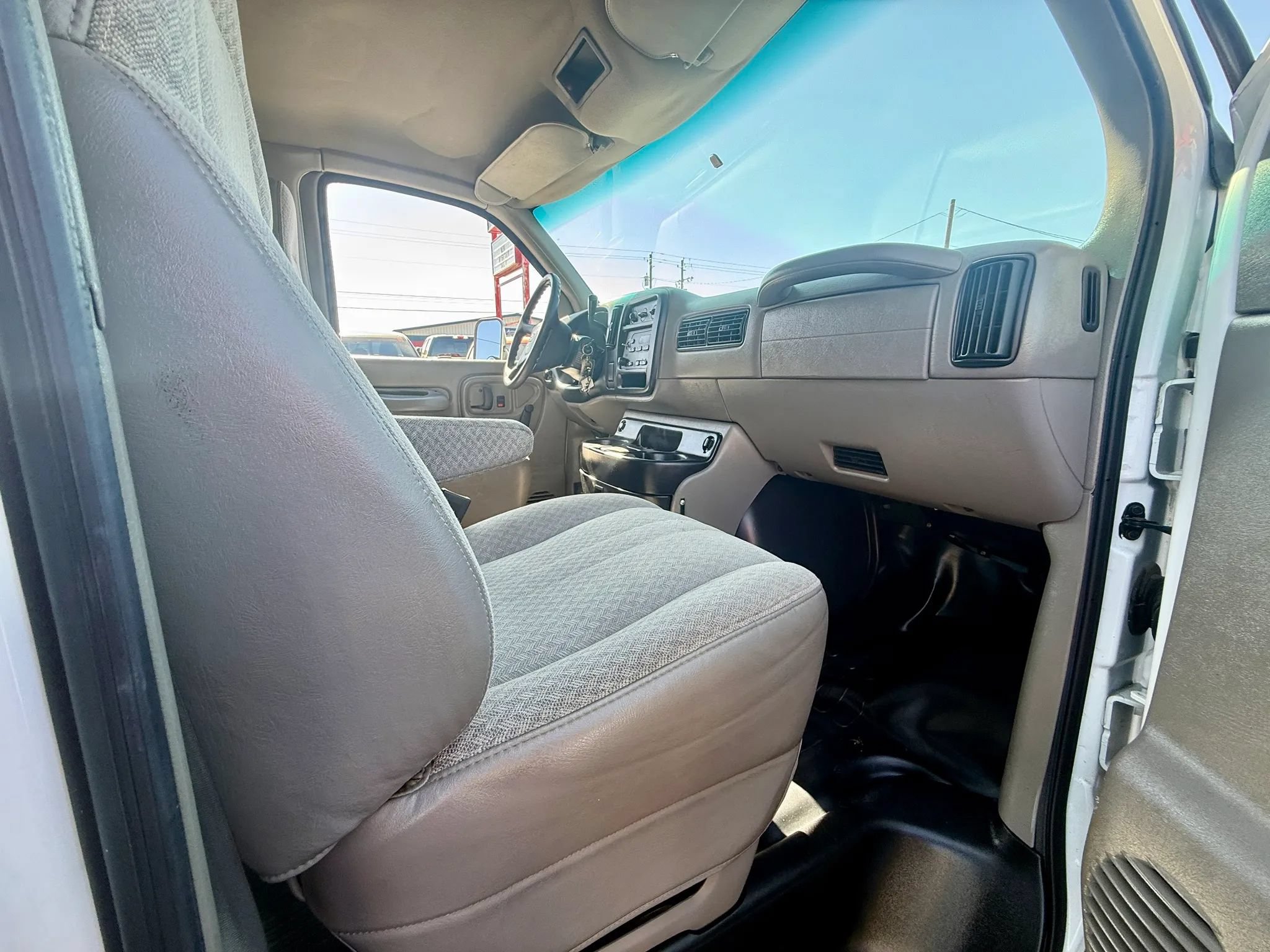Used 2001 Chevrolet Express 3500 RWD image 15