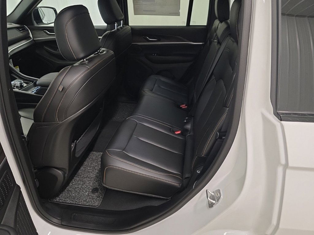 New 2026 Jeep Grand Cherokee Limited AWD/4WD image 11