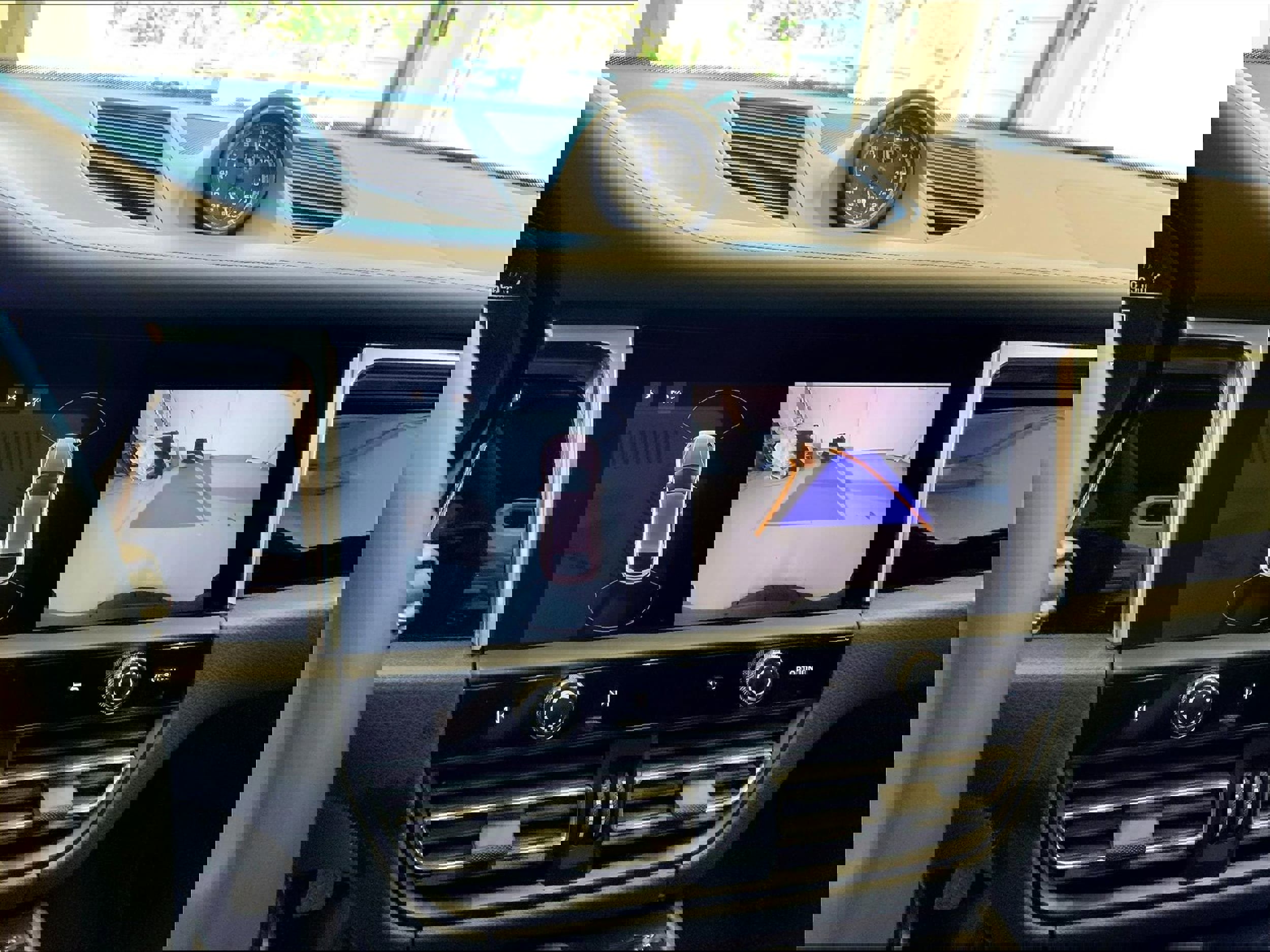 Used 2023 Porsche Macan Turbo image 25