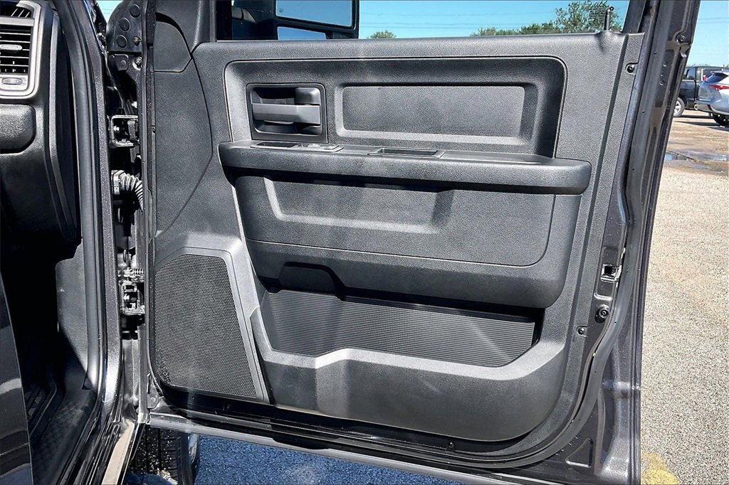 Used 2024 RAM 3500 Tradesman w/ Chrome Appearance Group image 29