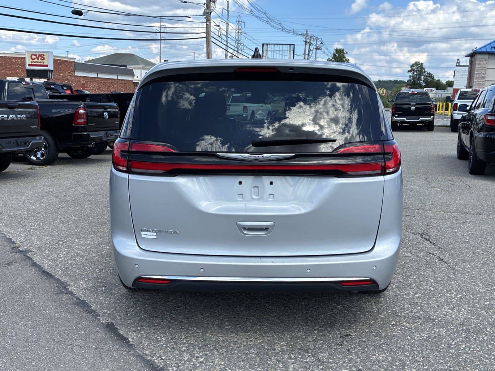 Certified 2024 Chrysler Pacifica Touring-L FWD image 6