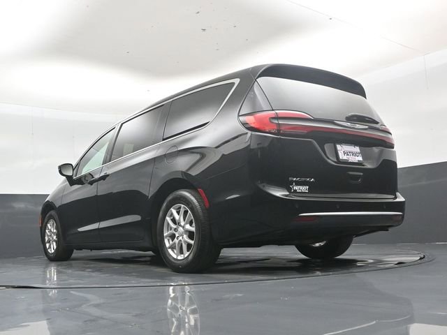 Used 2025 Chrysler Pacifica Select image 42