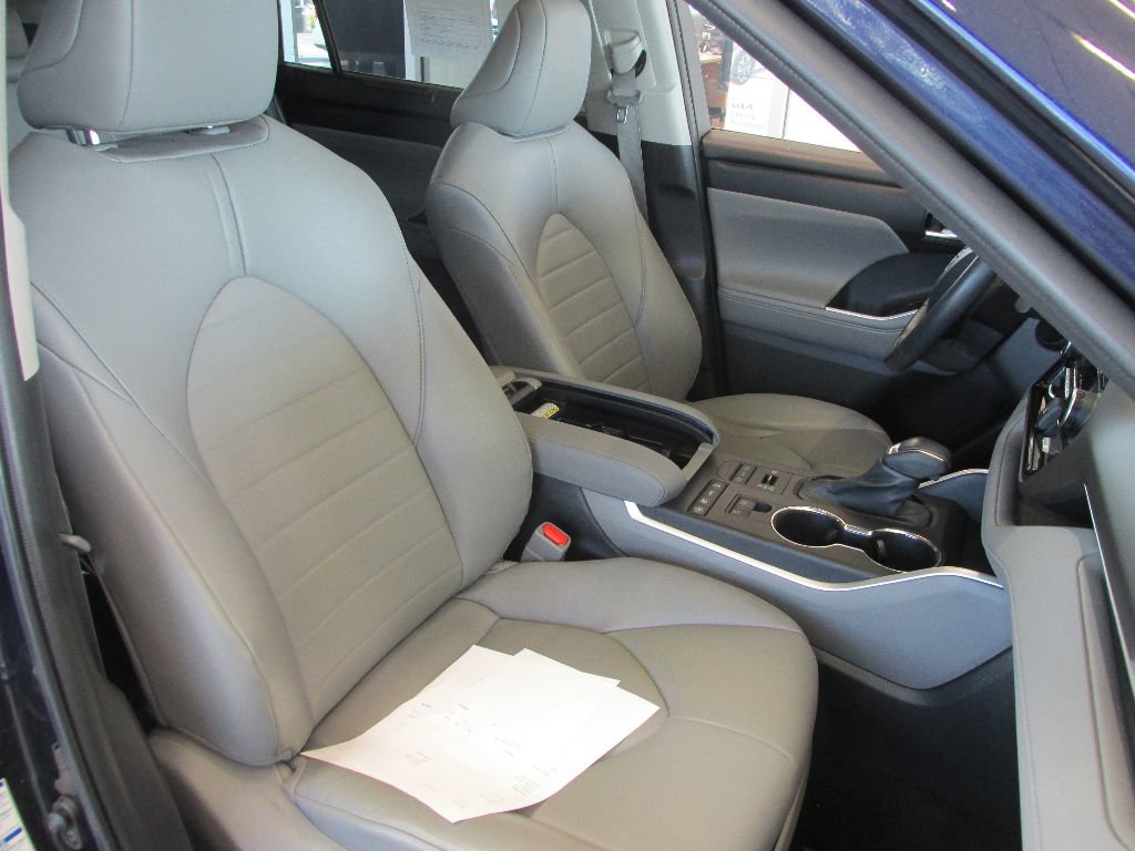 Used 2022 Toyota Highlander XLE image 30