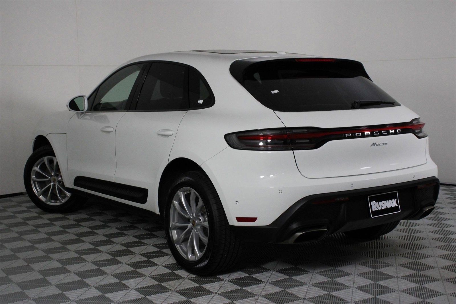Used 2025 Porsche Macan image 3
