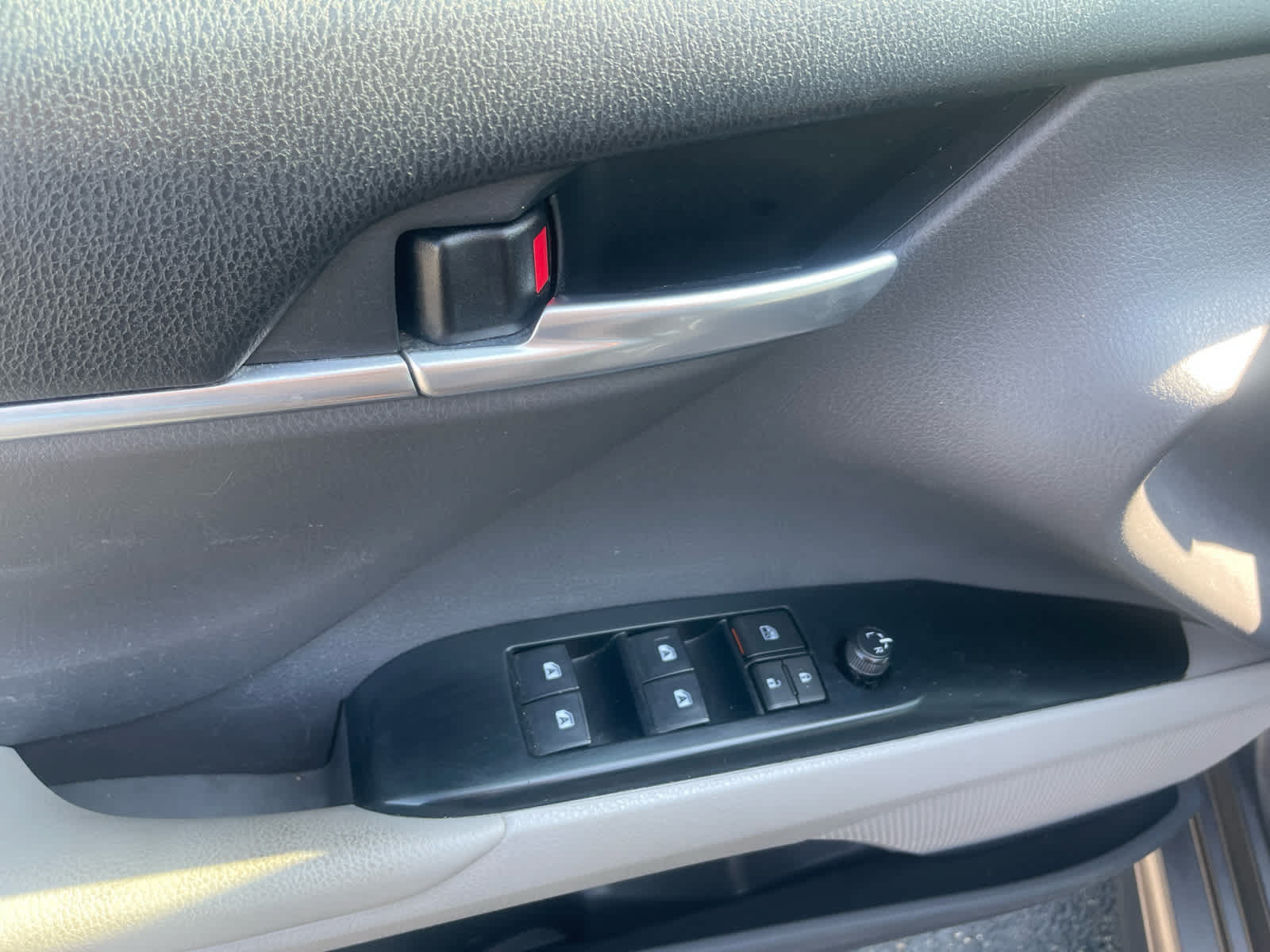Used 2018 Toyota Camry SE w/ Convenience Package FWD image 9