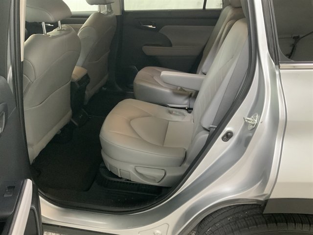 Used 2022 Toyota Highlander XLE AWD/4WD image 17