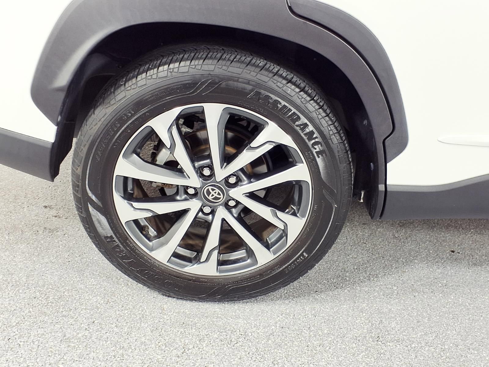 Used 2023 Toyota Corolla Cross XLE w/ Convenience Package image 4