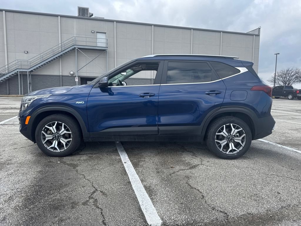 Used 2021 Kia Seltos EX image 3