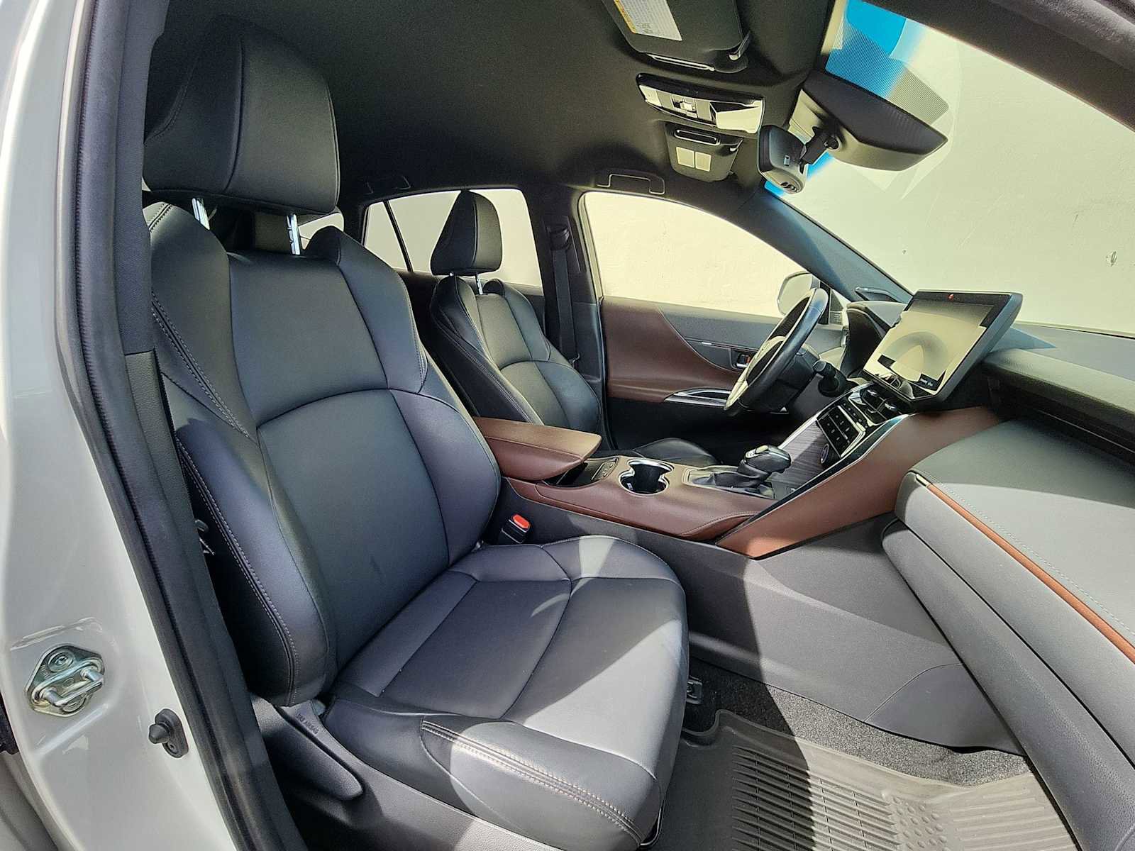 Used 2022 Toyota Venza XLE image 26