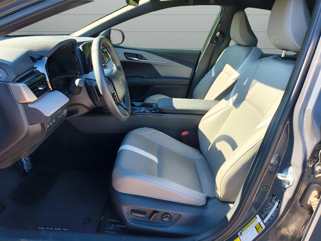 Used 2025 Toyota Camry SE image 16
