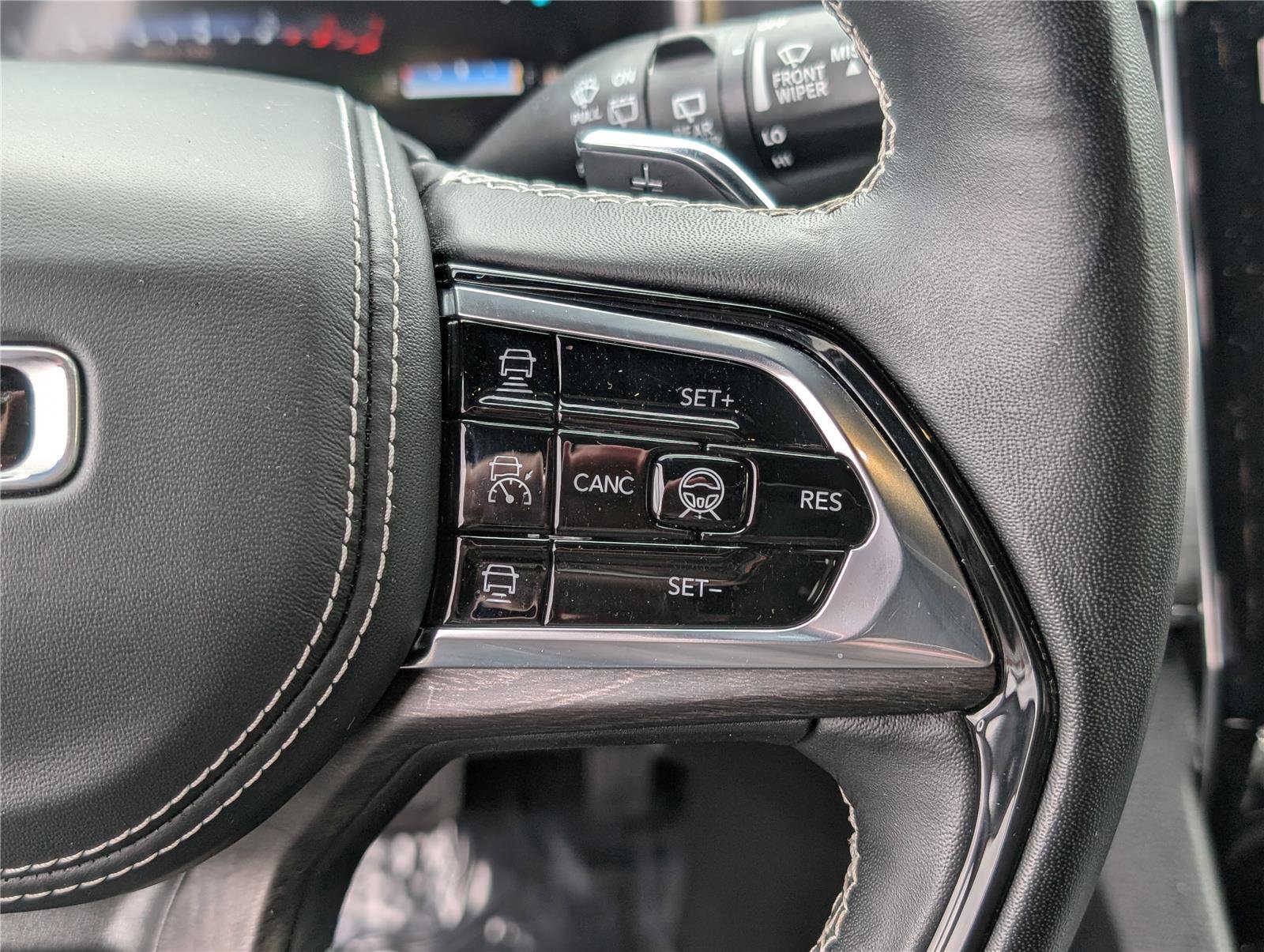 Used 2023 Jeep Grand Cherokee Overland w/ Advanced Protech Group III image 24