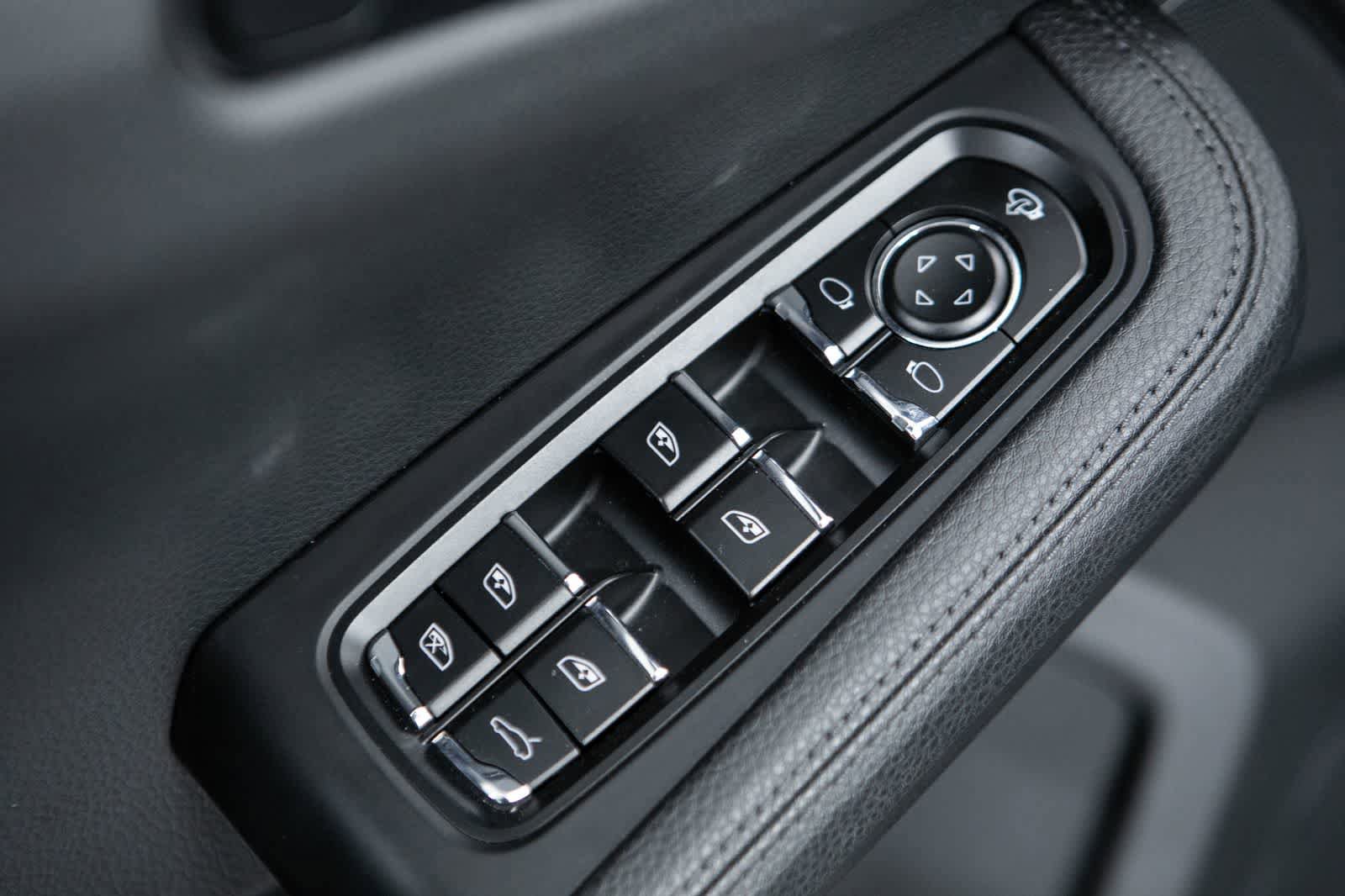 Certified 2023 Porsche Macan AWD/4WD image 24
