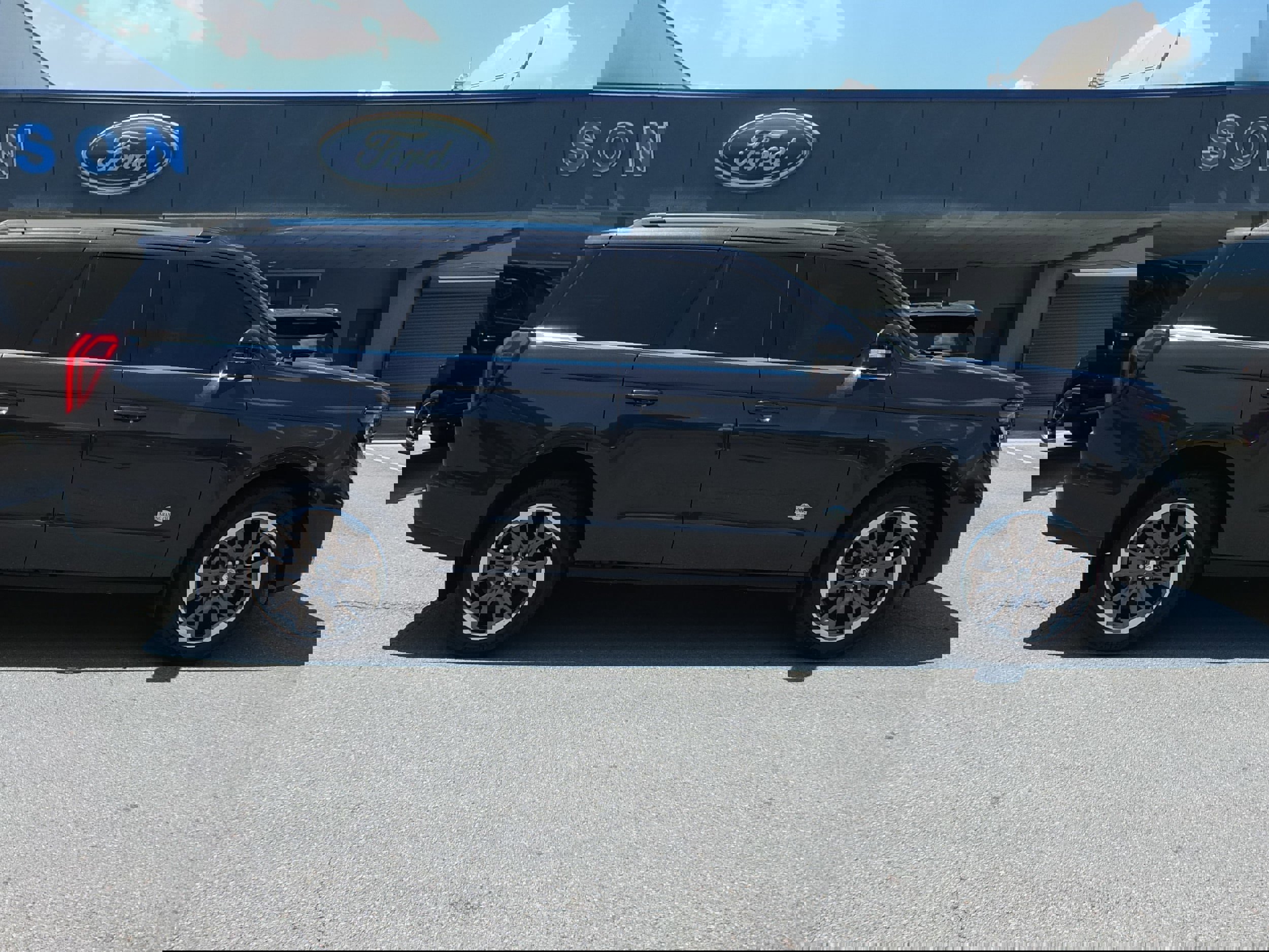 Used 2025 Ford Expedition King Ranch image 2