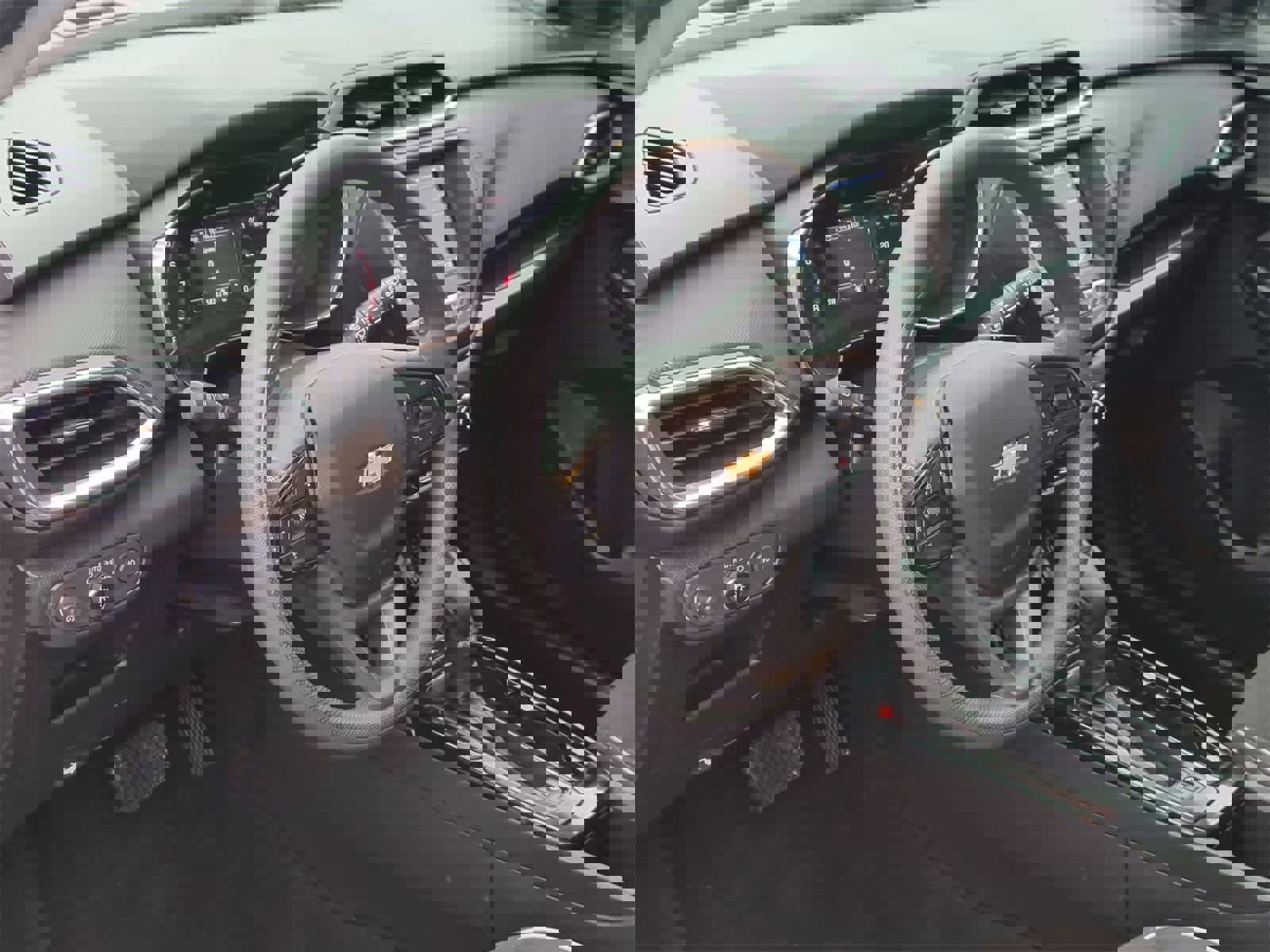 Used 2022 Chevrolet TrailBlazer LT image 2