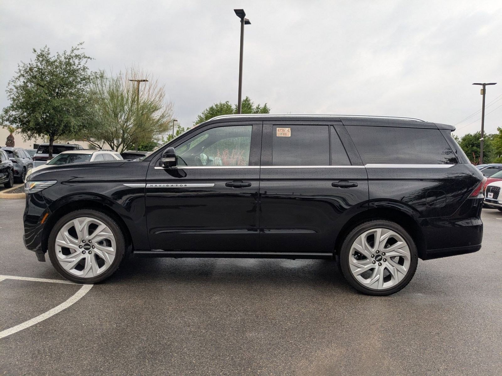 Used 2025 Lincoln Navigator Reserve image 6