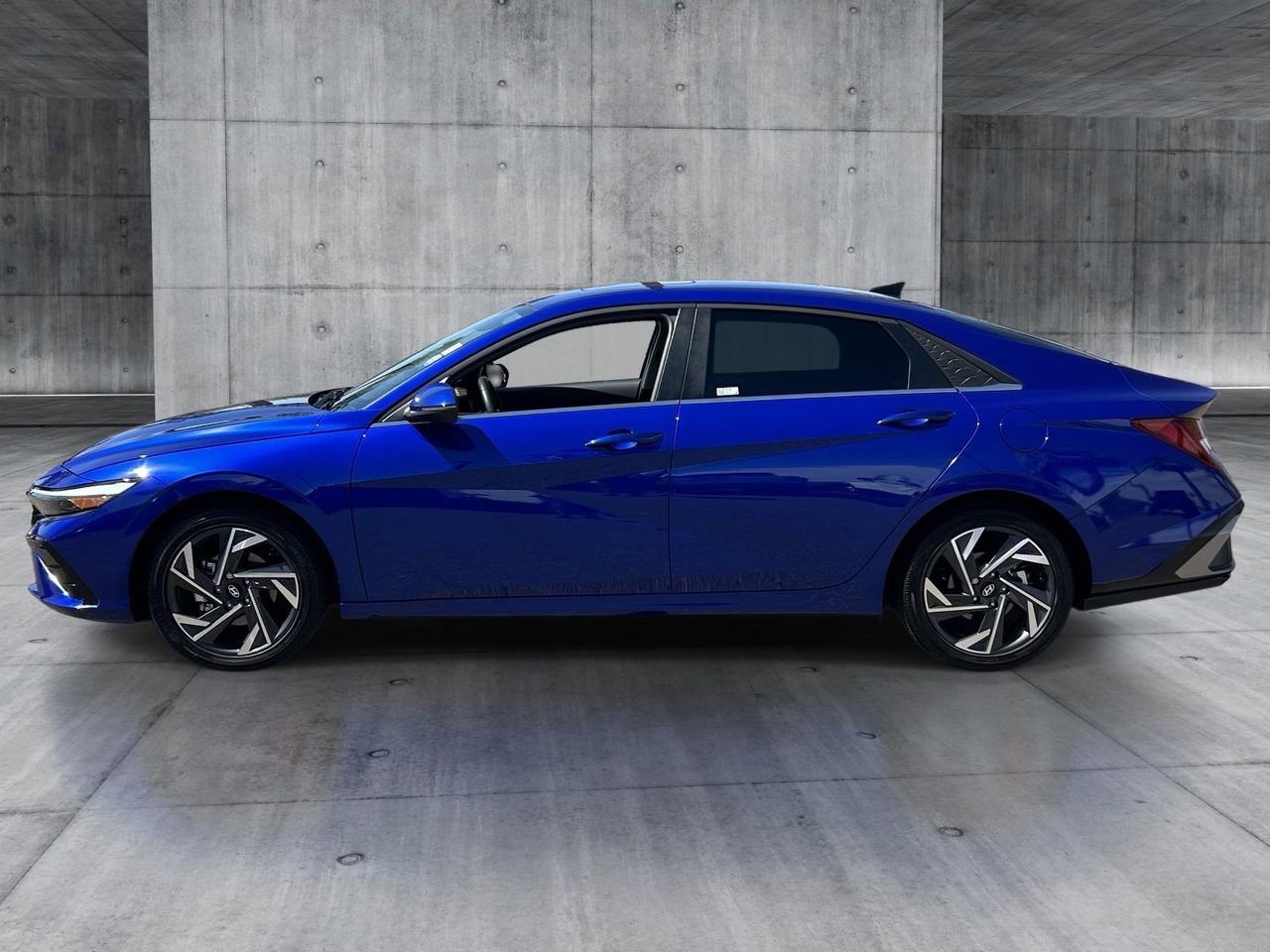 Used 2025 Hyundai Elantra Limited FWD image 2