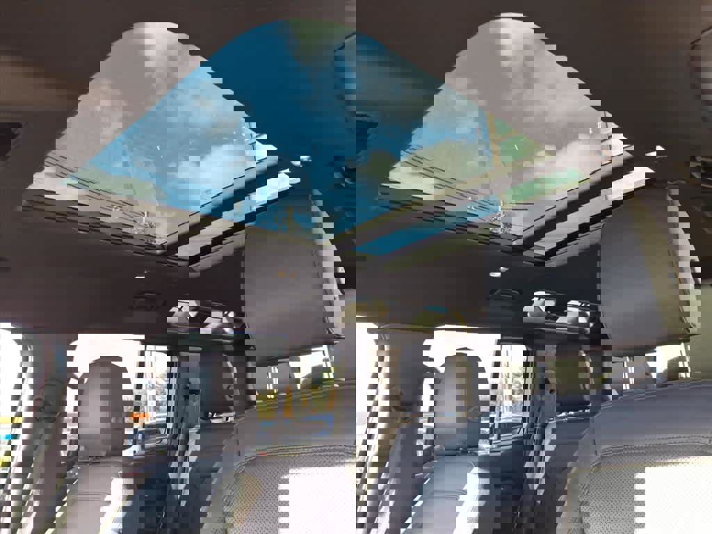 Used 2025 Land Rover Defender 110 S image 18