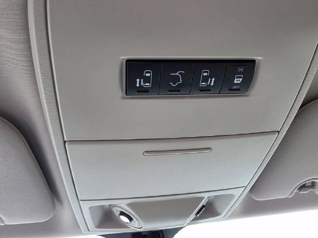 Used 2014 Chrysler Town & Country Touring FWD image 35
