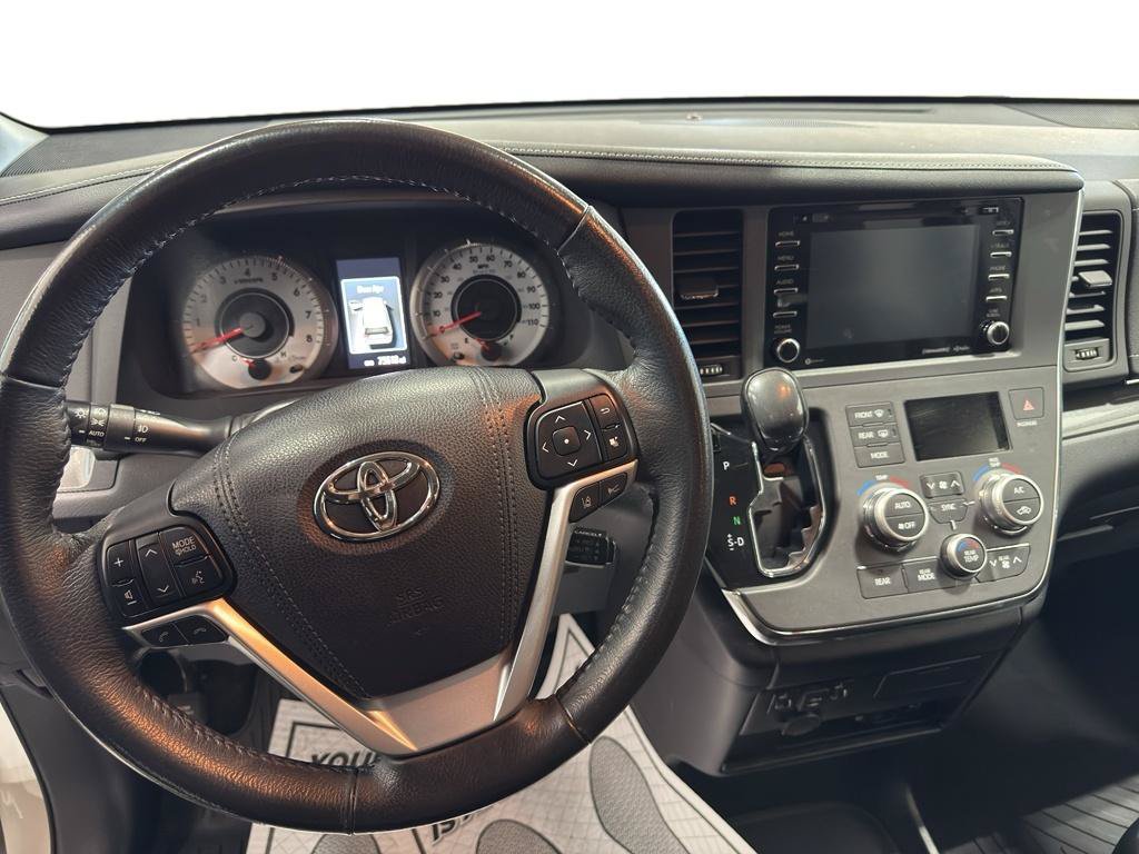 Used 2018 Toyota Sienna SE Premium FWD image 12