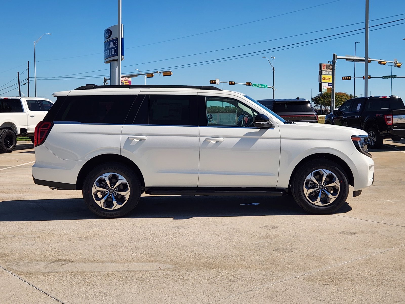 New 2027 Ford Expedition Active RWD image 7