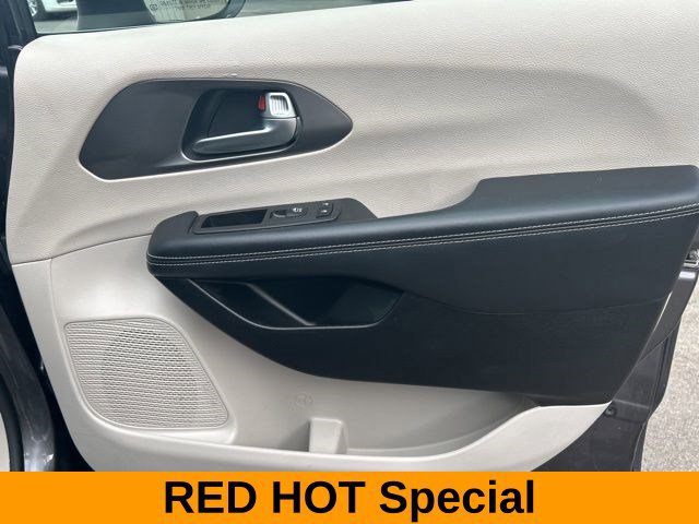 Used 2023 Chrysler Pacifica Touring-L FWD image 40