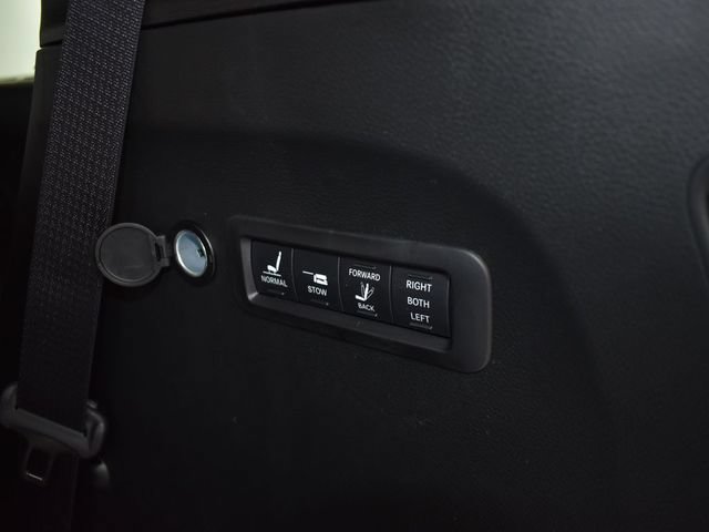 New 2026 Chrysler Pacifica Pinnacle w/ Trailer Tow Group AWD/4WD image 37