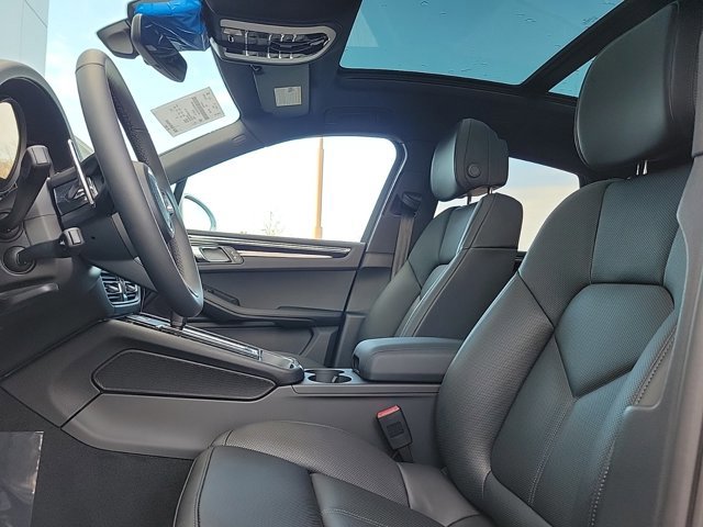 Used 2025 Porsche Macan image 24