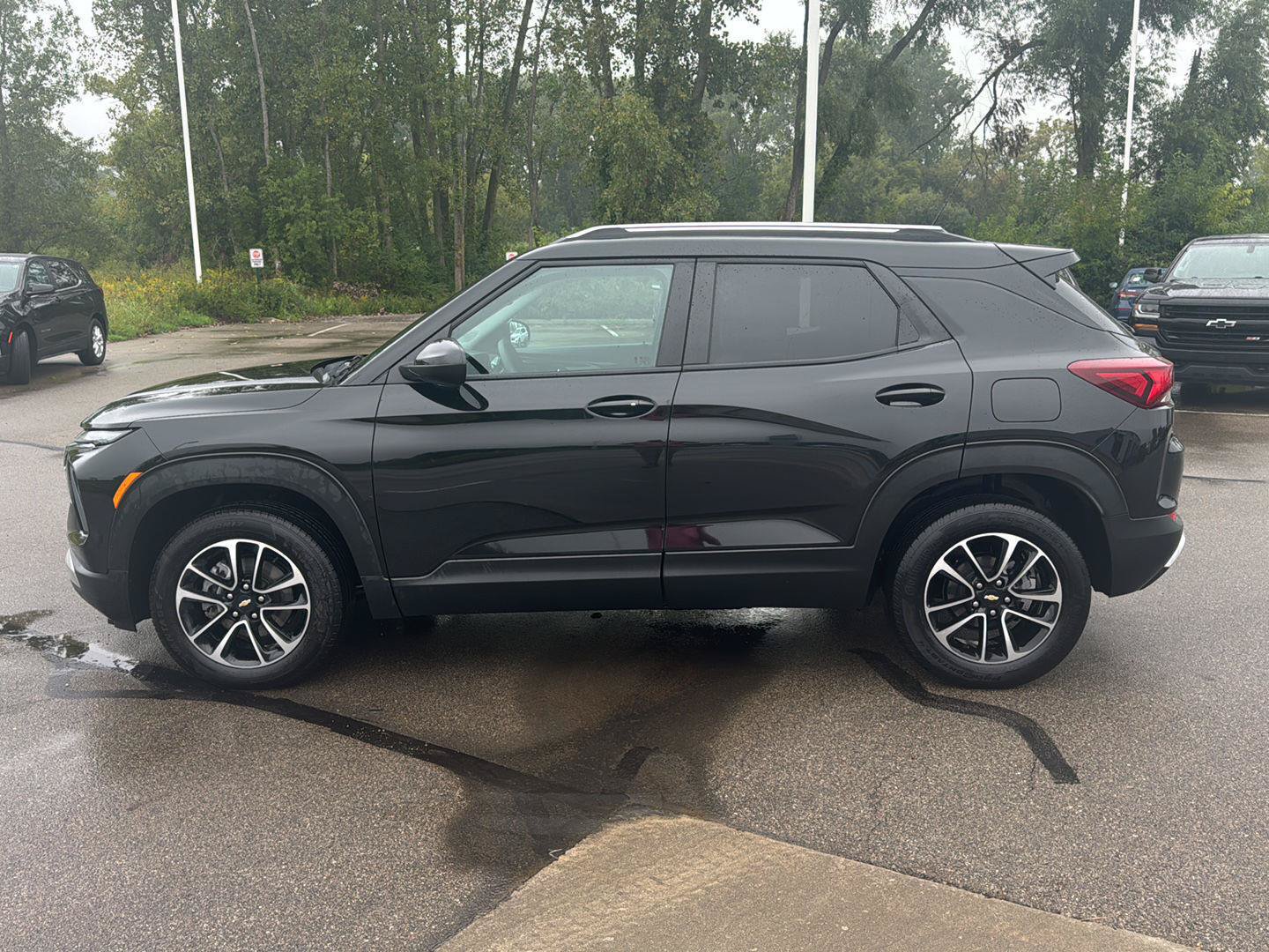 Used 2025 Chevrolet TrailBlazer LT AWD/4WD image 2
