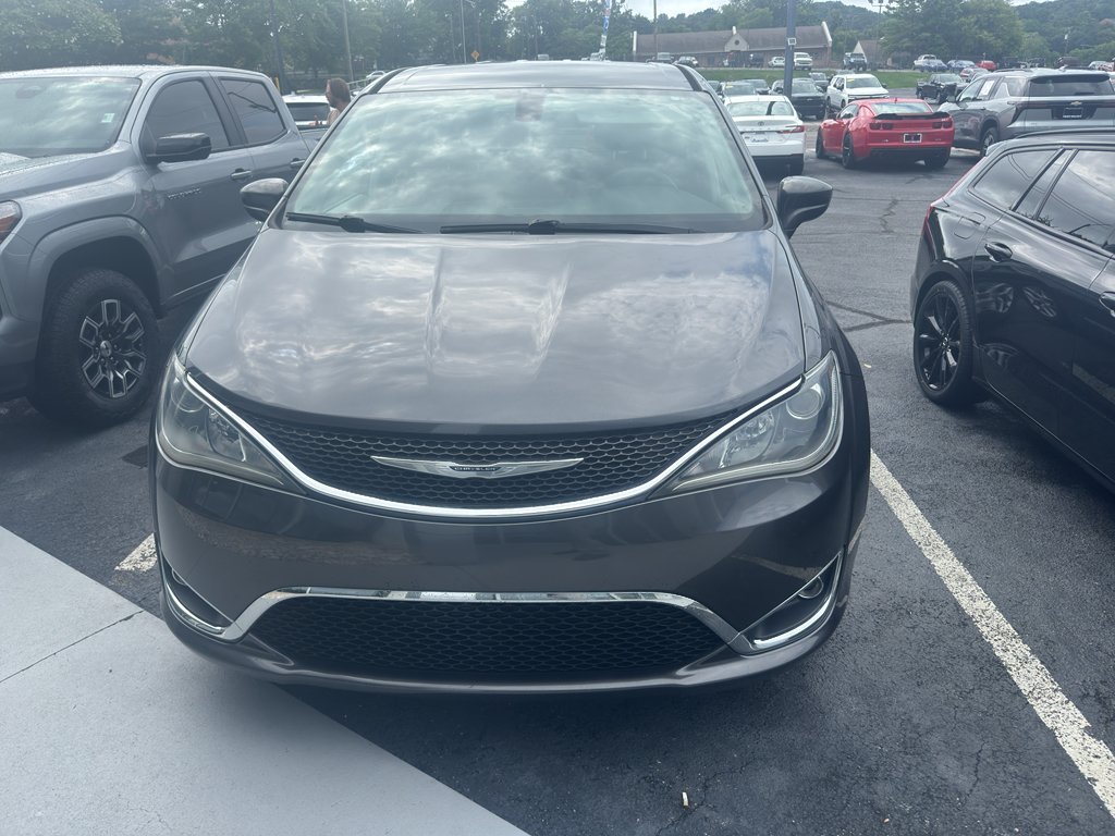 Used 2018 Chrysler Pacifica Touring Plus w/ Tire & Wheel Group FWD image 2