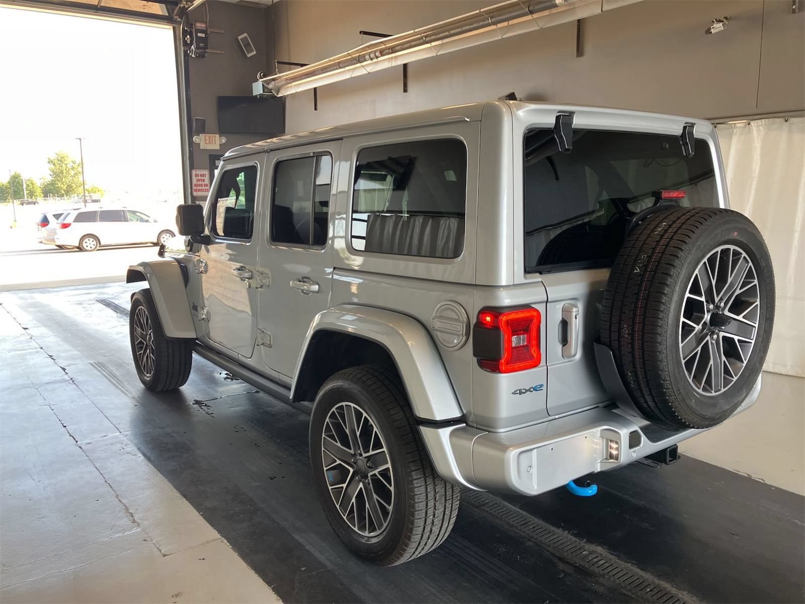 Used 2023 Jeep Wrangler Unlimited Sahara AWD/4WD image 4