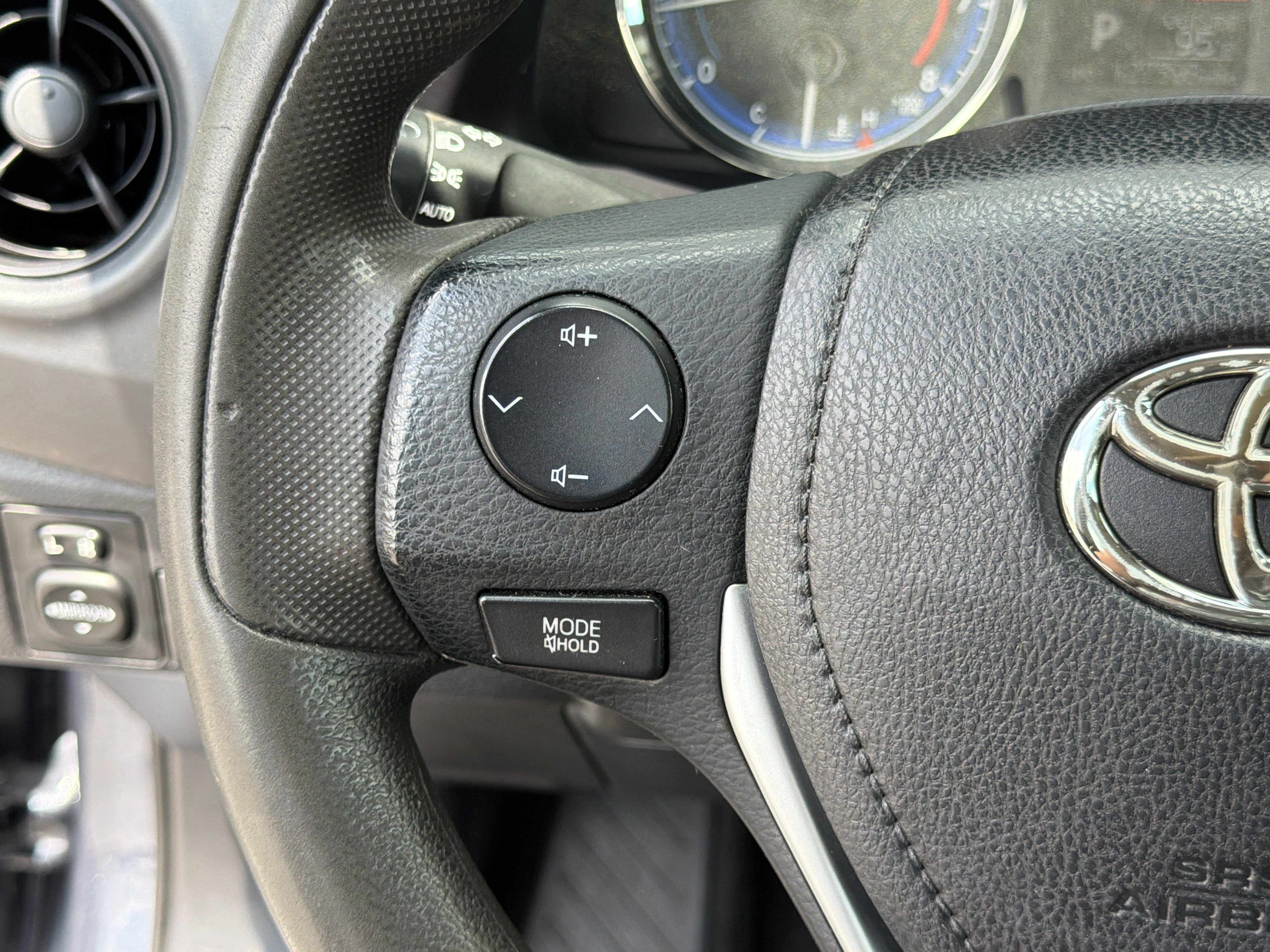 Used 2018 Toyota Corolla L FWD image 29
