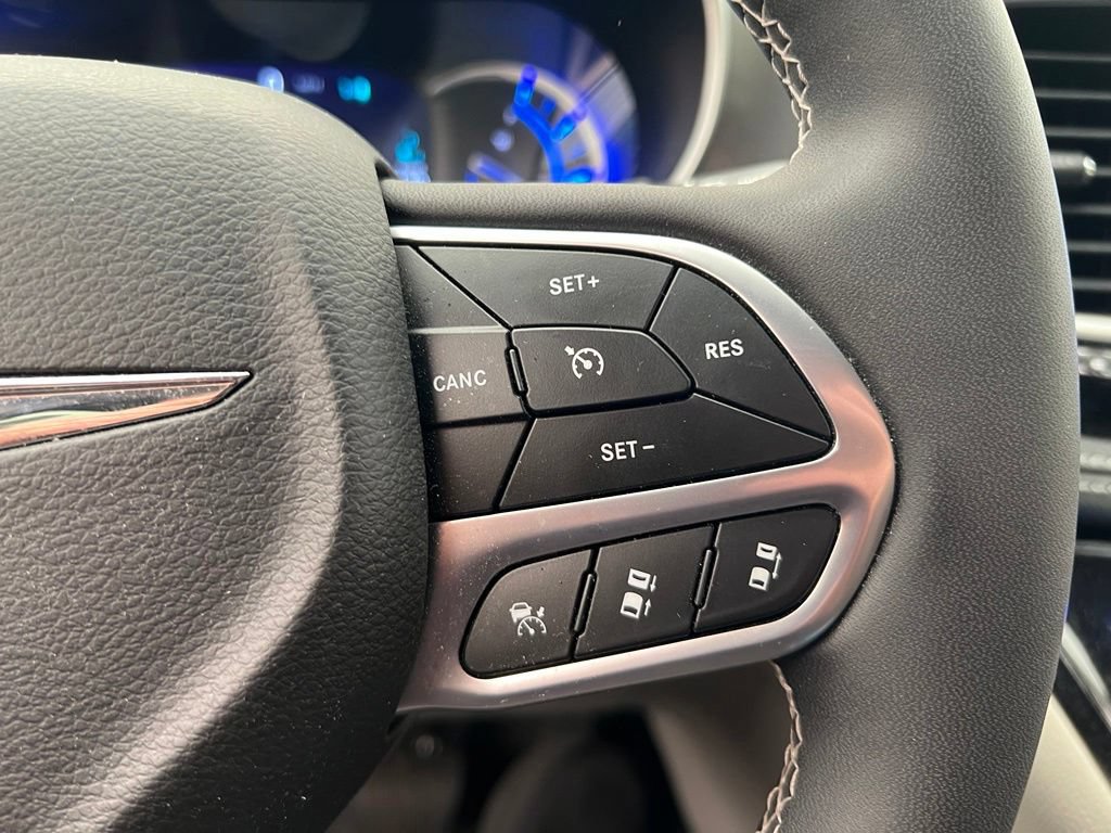 Used 2024 Chrysler Pacifica Limited FWD image 22