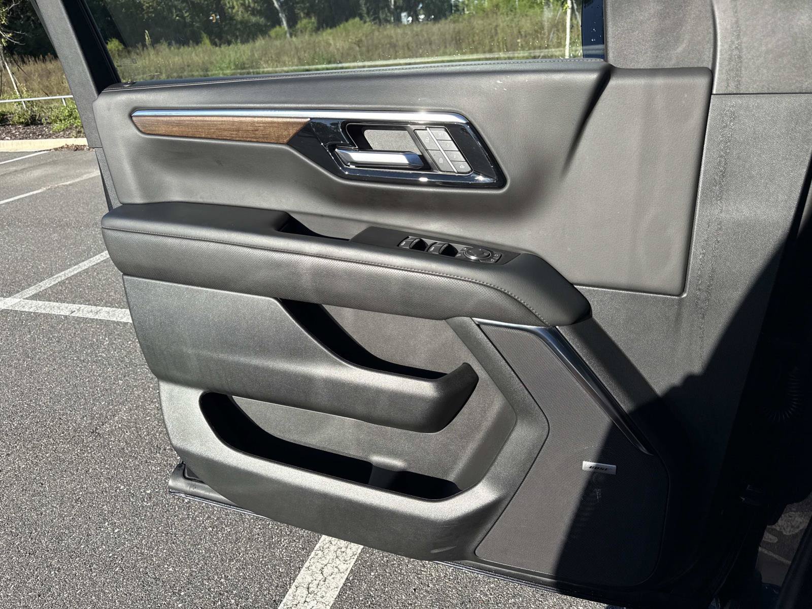 Used 2025 Chevrolet Tahoe High Country AWD/4WD image 18