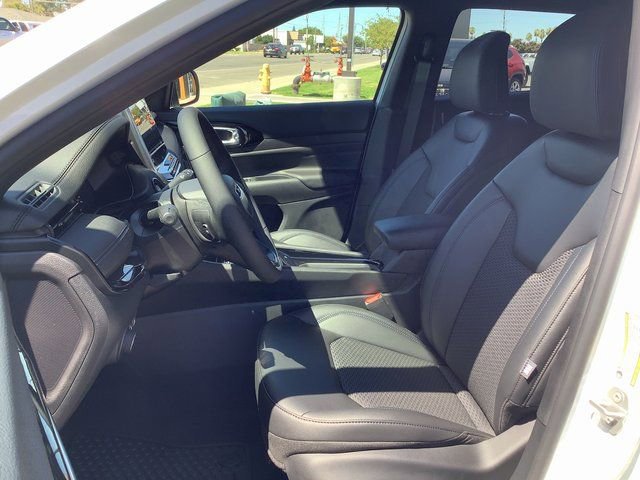 New 2025 Jeep Compass Latitude w/ Sun & Sound Group AWD/4WD image 8