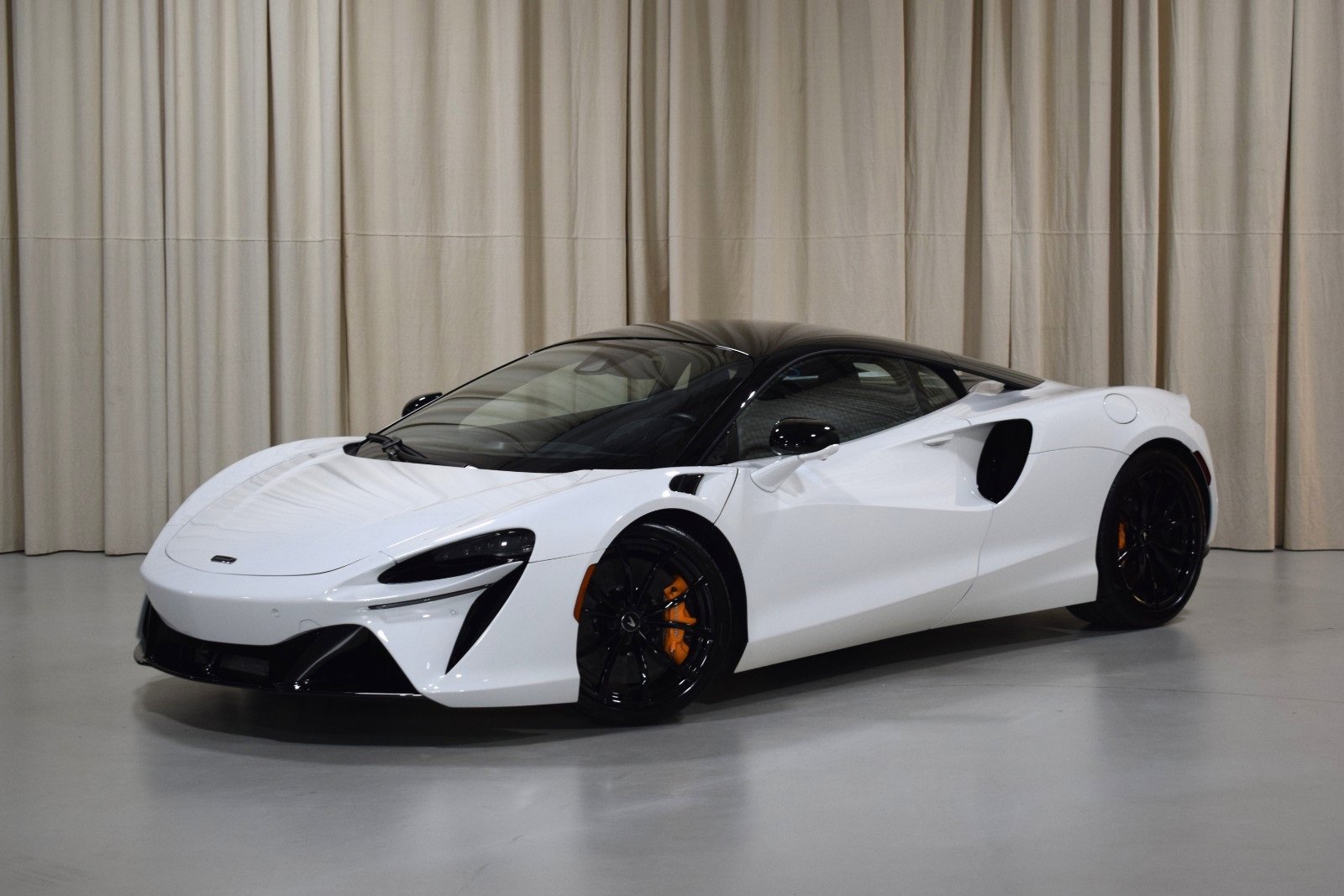 Used 2023 McLaren Artura image 1