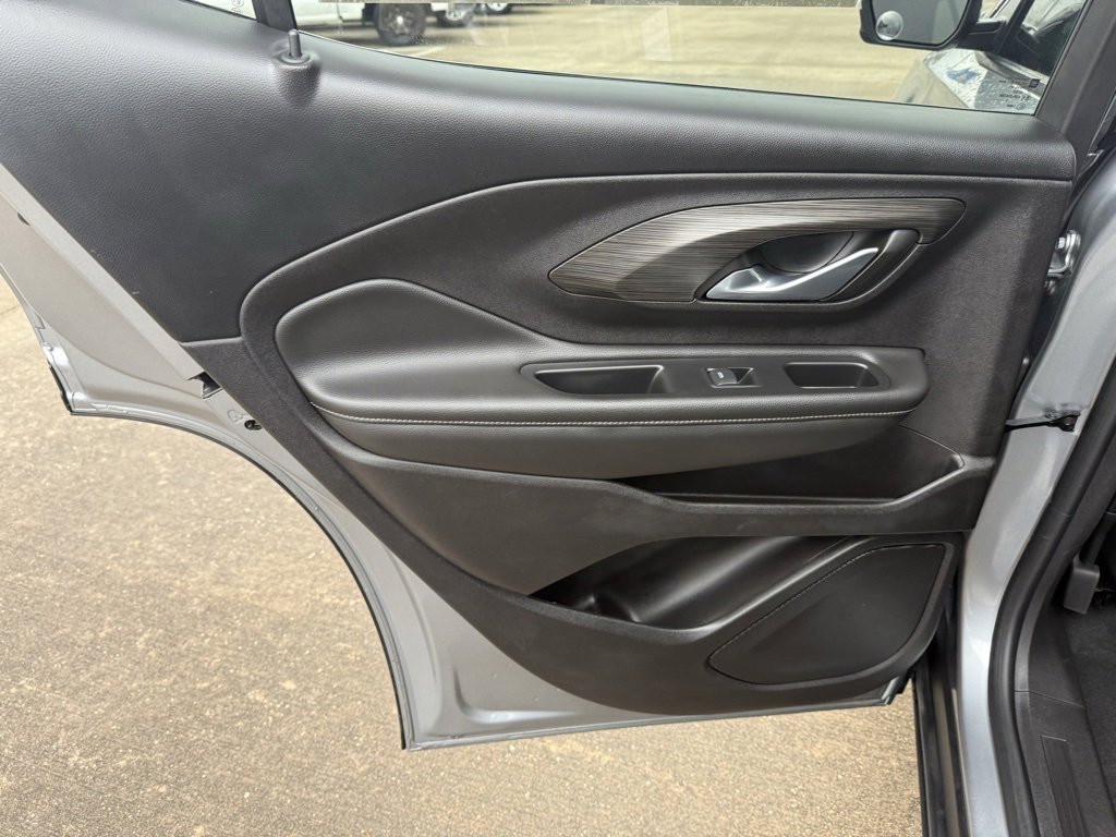 Used 2024 GMC Terrain SLT image 28